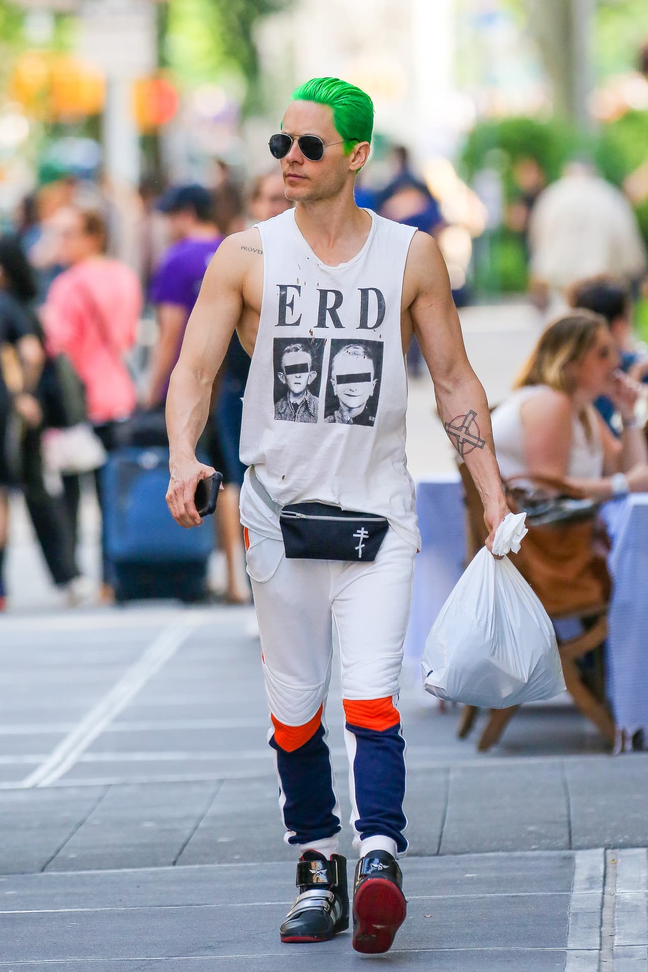 ¡No, por favor! Ya no sabemos que es peor en el look de Jared Leto si su vestimenta o el color de su cabello. Que alguien lo ayude.