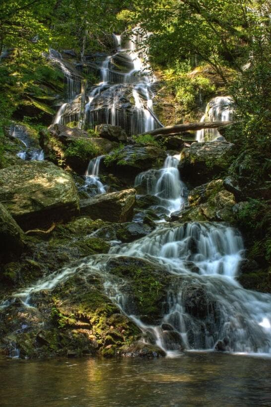 <b>Maravíllate con las cascadas</b>. Si bien no podrás bañarte en todas, 
<b><a href="https://www.univision.com/local/north-carolina-wuvc/cascadas-mas-hermosas-carolina-del-norte-fotos">el estado cuenta con muchas caídas de agua impresionantes</a></b> en las que sí podrás darte un buen chapuzón tras un esfuerzo.