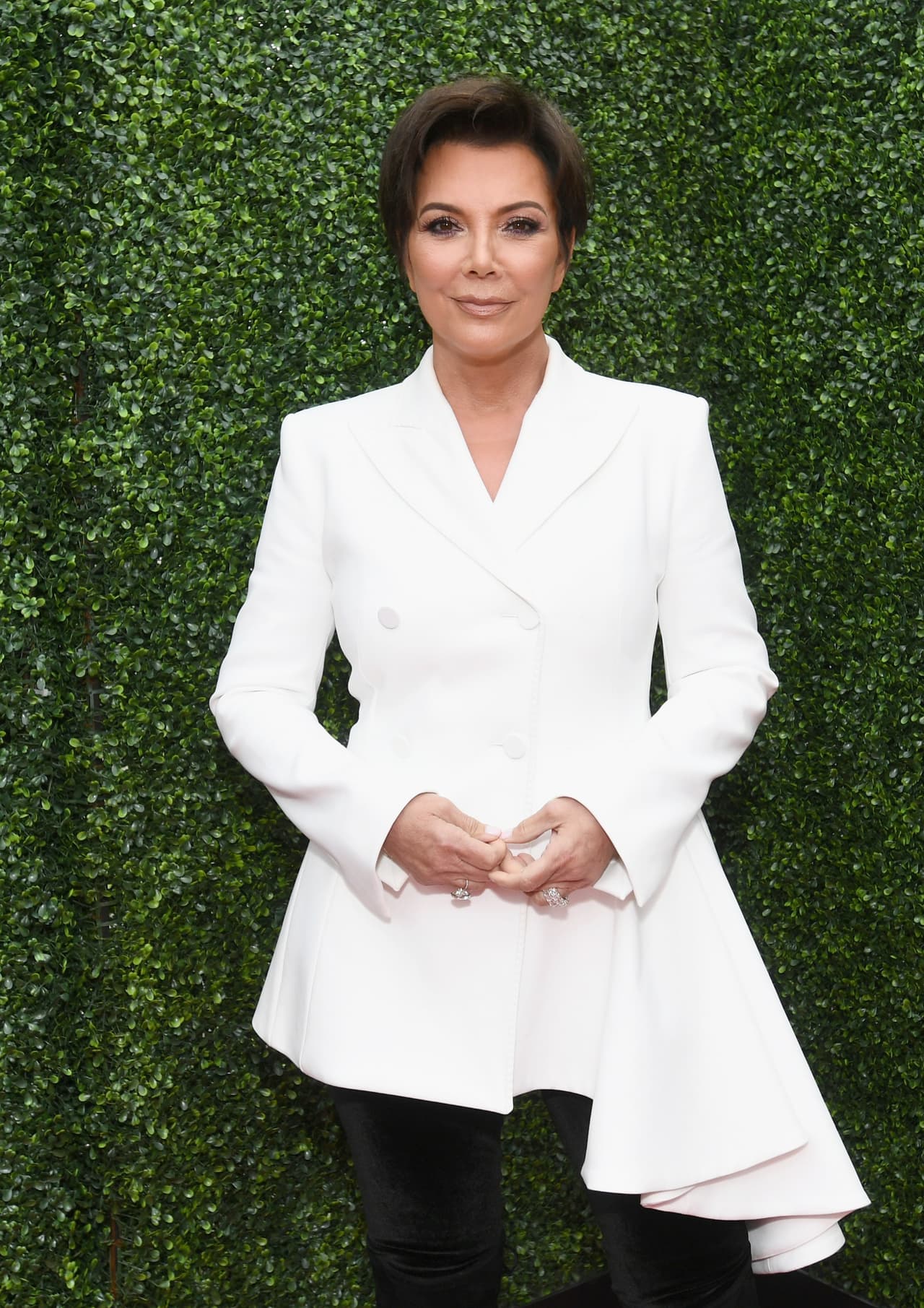 En la denuncia enmendada a la demanda previa que presentó el guardaespaldas contra la matriarca de la familia Kardashian, asegura que intentó "alejarse" de los manoseos no deseados.