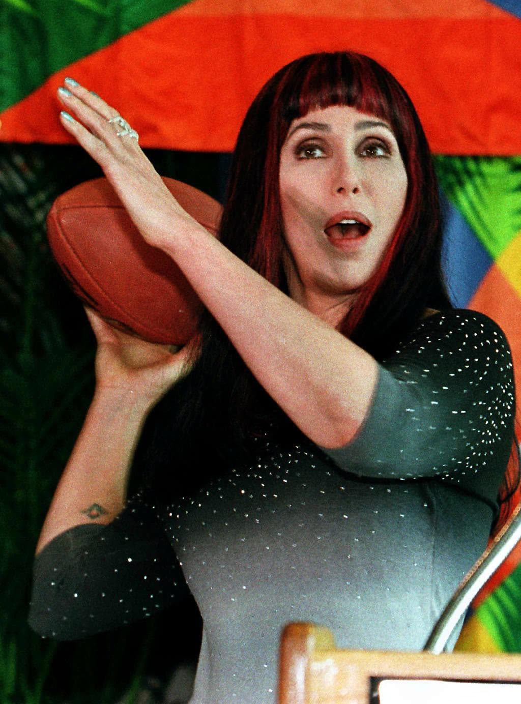 Cher expresó su apoyo en Twitter, subrayando que Hillary tiene más preparación, experiencia y agallas que cualquier otro candidato.