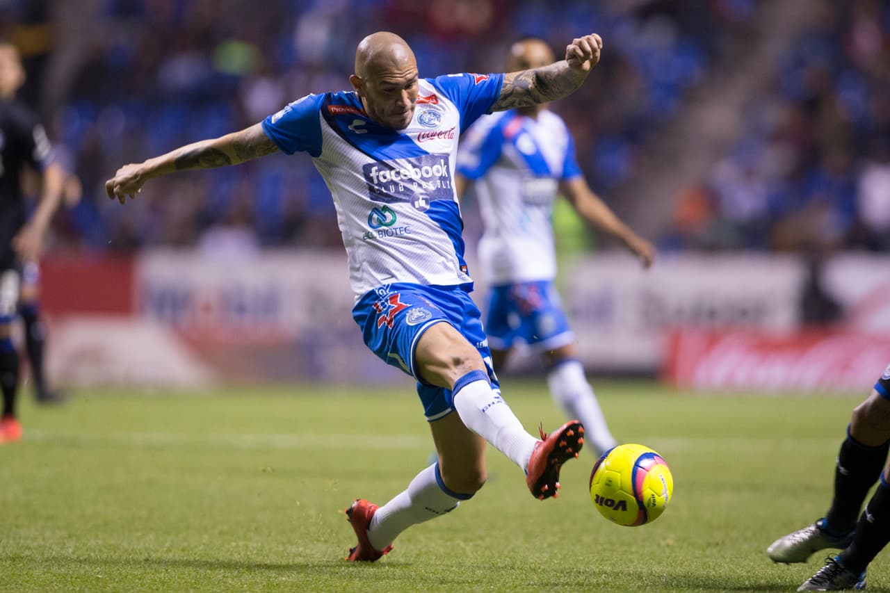 No obstante, ningún club mexicano se interesó en él y tras militar en Puebla 
<b>se fue a jugar a Chipre donde apenas tiene minutos.</b>