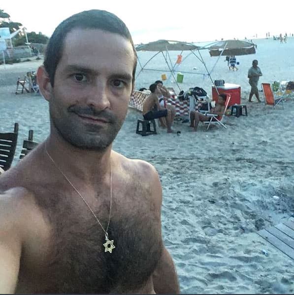 Iran Malfitano interpreta a 'Hapu' en la serie. Este galán brasileño nació en Belo Horizonte, Minas Gerais, el 5 de octubre de 1981.