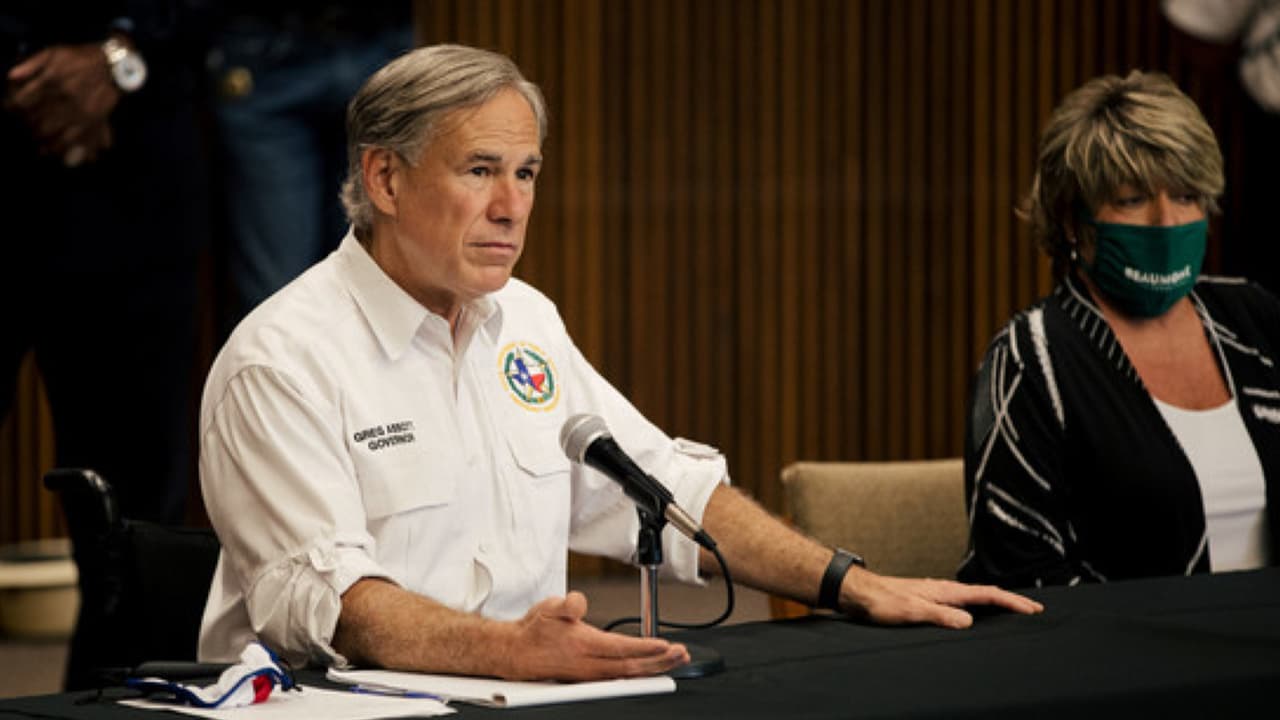 Gobernador Abbott insta a residentes prestar atención ante posible impacto de Marco y Laura en Texas