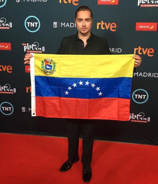 En 2018 se le relacionó con
<b><a href="https://www.univision.com/shows/el-gordo-y-la-flaca/el-padre-de-kate-del-castillo-ha-tenido-que-pagar-las-cuentas-de-su-hija-y-no-aprueba-su-nueva-relacion-amorosa-video">Alec Whaite,</a></b>
<a href="https://www.univision.com/shows/el-gordo-y-la-flaca/el-padre-de-kate-del-castillo-ha-tenido-que-pagar-las-cuentas-de-su-hija-y-no-aprueba-su-nueva-relacion-amorosa-video"> un actor venezolano</a> al que la actriz le lleva 18 años.