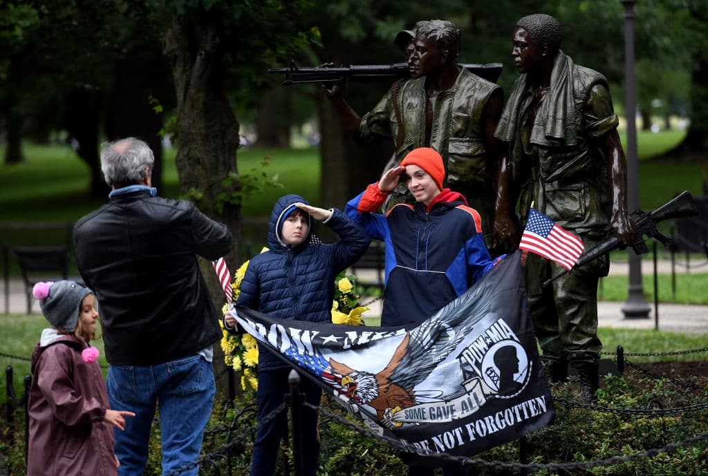 Una familia posa para una foto en el Monumento a los Veteranos de Vietnam el 30 de mayo de 2021 en Washington DC.