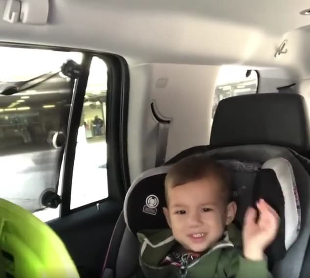 "Ya están los pequeñuelos aquí conmigo" mencionó Alan en el video que grabó el conductor para sus seguidores.