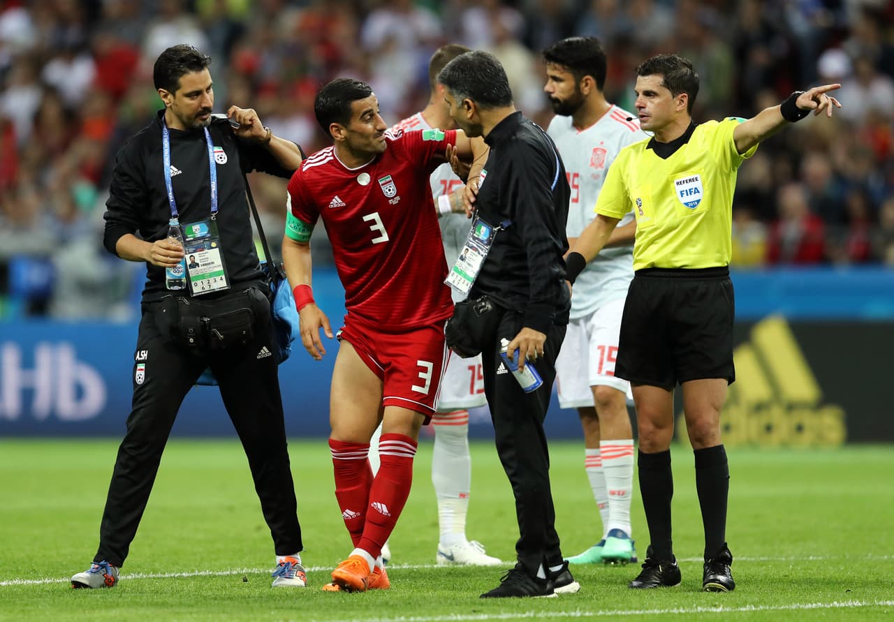 El capitán del equipo iraní Hajsafi (3) en una de las pocas jugadas en ataque se resintió del muslo, nadie lo tocó y se cayó al césped, tuvo que ser ayudado a salir del campo, aunque retornó.