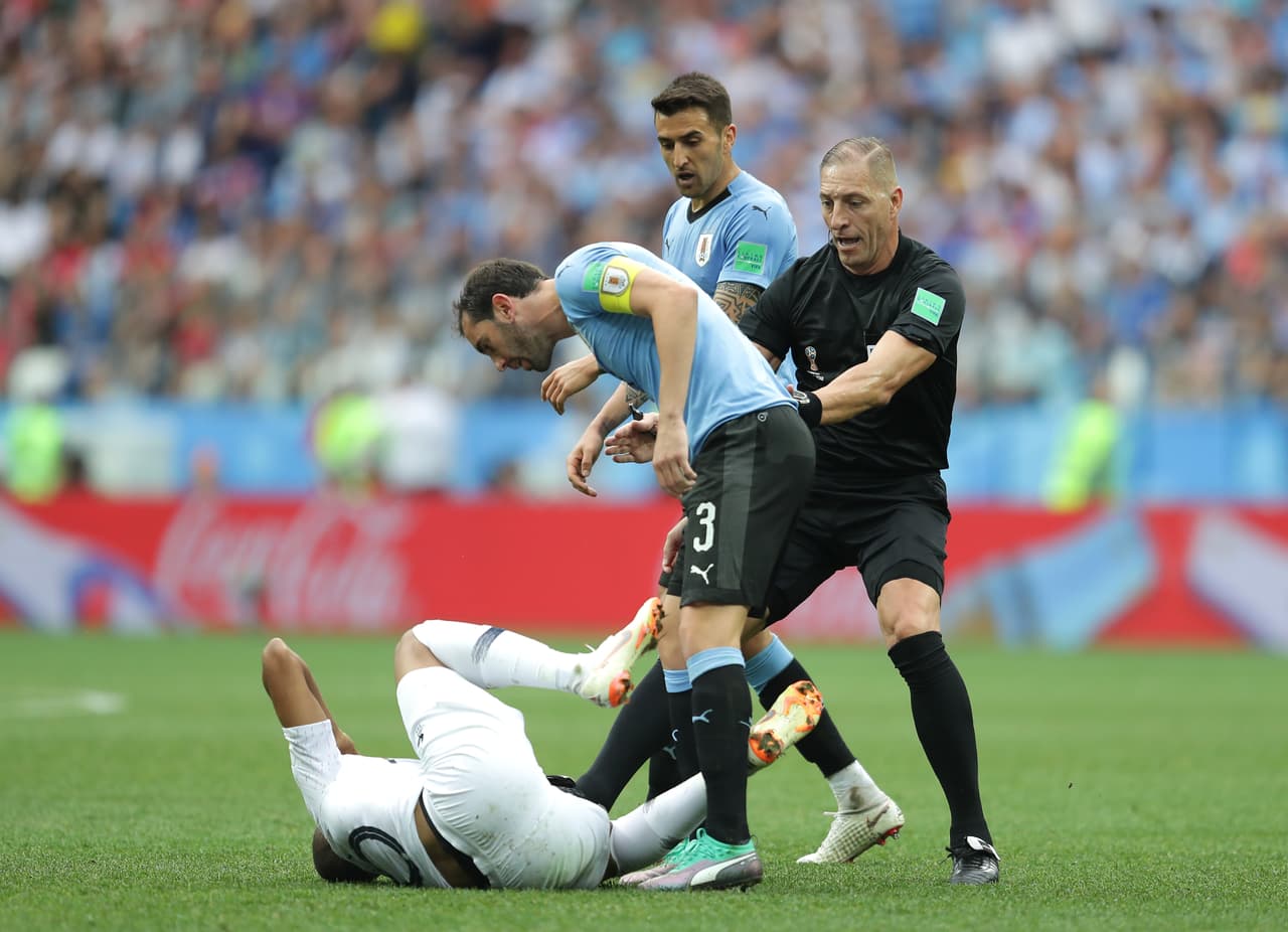 Con el marcador a su favor, Mbappé comenzó a hacer gala de sus condiciones y a los uruguayos no les hico gracia.