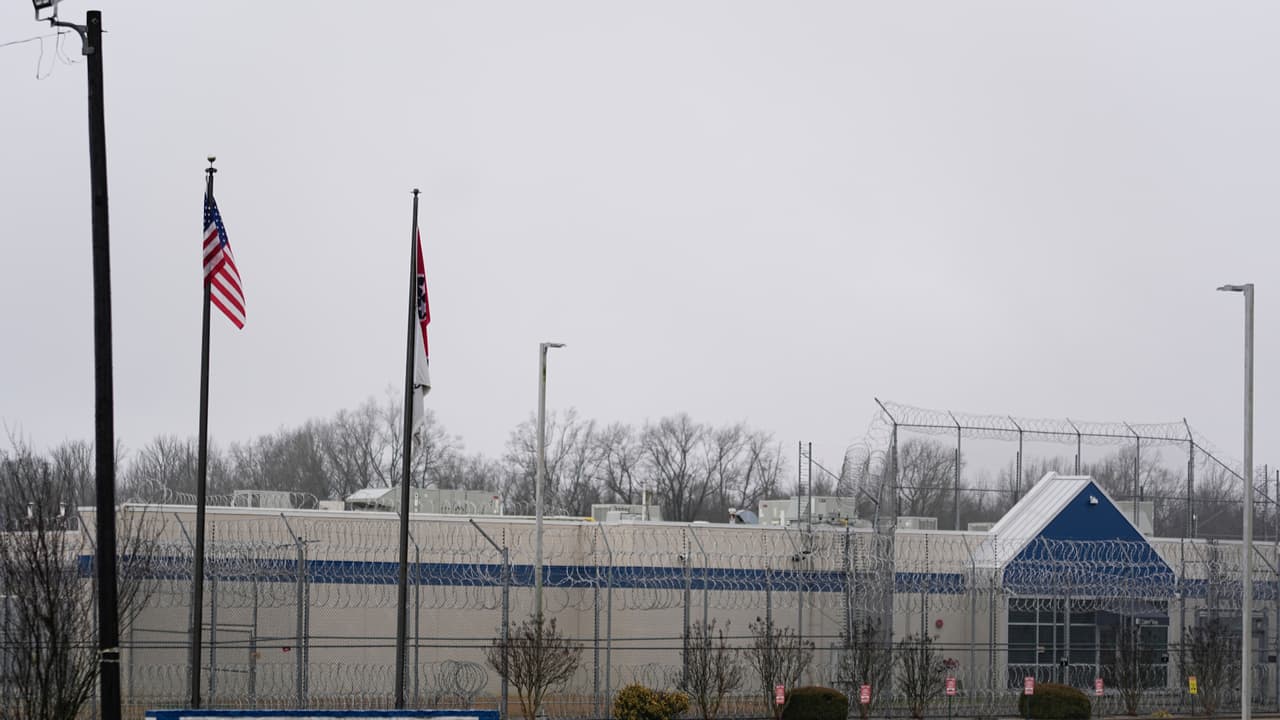 “Como si fueran paquetes de Amazon”: así planean centro de detención de ICE en Stafford