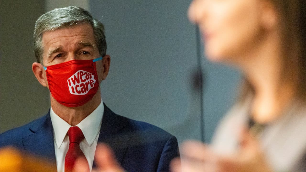 Roy Cooper pide sanciones civiles para quienes incumplan las normas del coronavirus