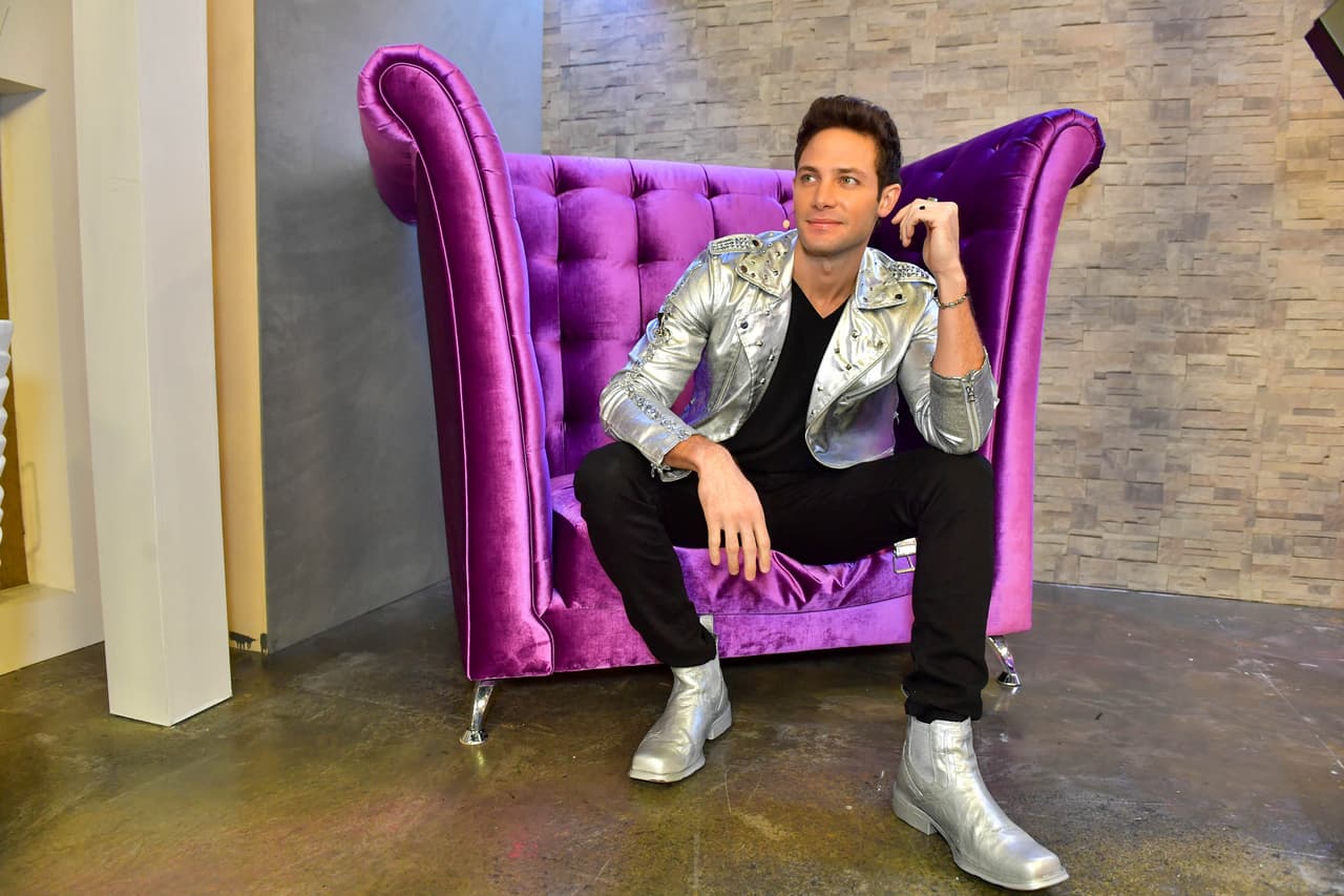 El segundo fue con el que salió a la pista de baile junto a Lupita Valero y consistió en pantalón y playera negros, con zapatos y chaqueta plateados.