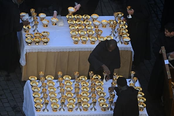 Diáconos colocan los cálices antes de la misa funeral del papa emérito Benedicto XVI en la plaza de San Pedro del Vaticano. El papa Francisco preside los funerales de su predecesor en el Vaticano, un acontecimiento sin precedentes en los tiempos modernos al que asisten decenas de miles de personas.