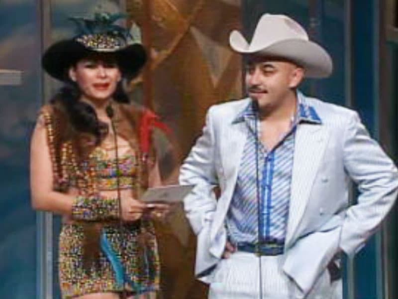 Lupillo Rivera hizo su aparición por primera vez en Premio Lo Nuestro para presentar el Premio del pueblo en la categoría Tropical, al lado de Carmen Jara, en el año 2001.