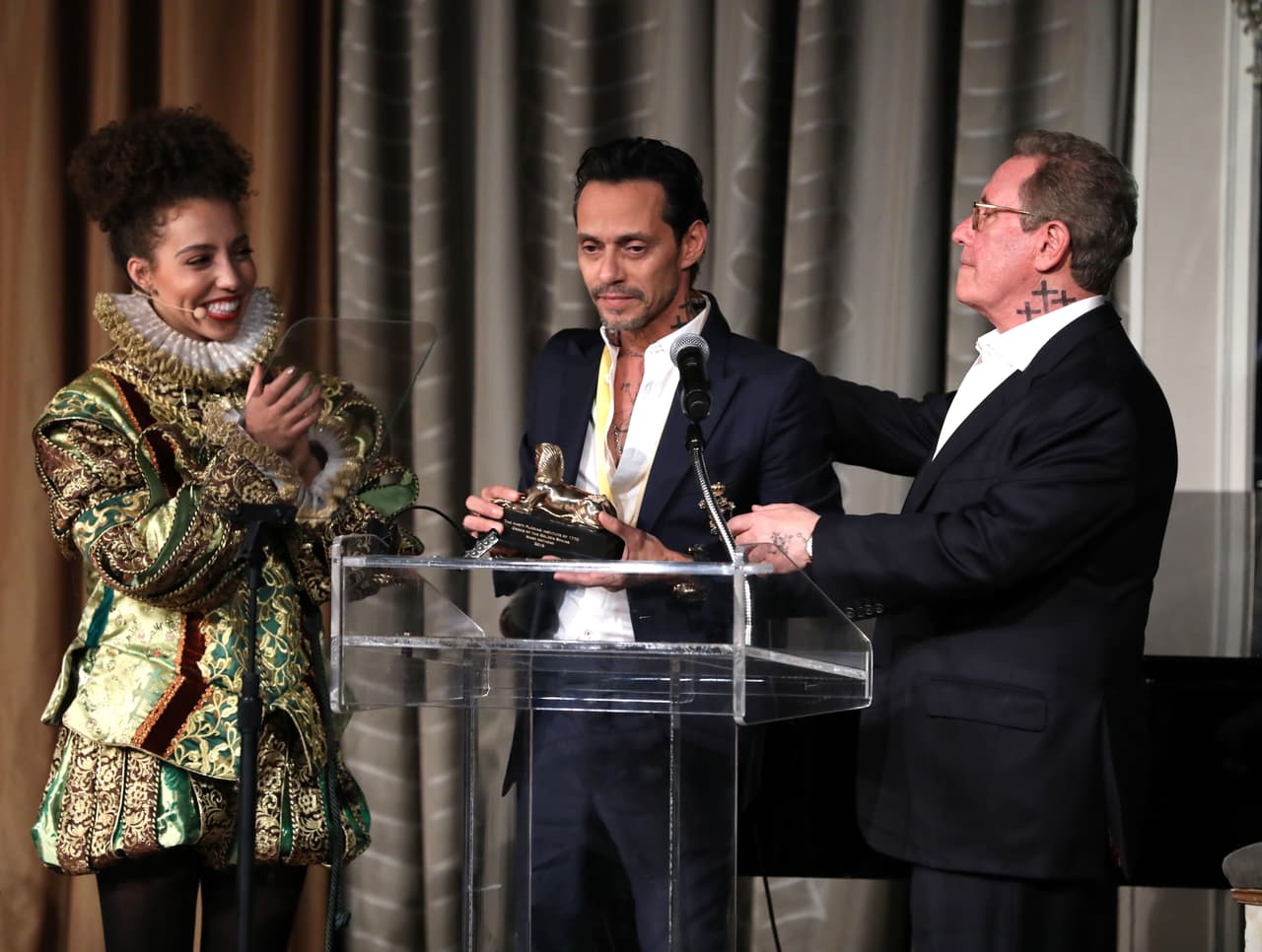 Marc Anthony no dejó de recordar a 
<b><a href="https://www.univision.com/entretenimiento/muere-la-mama-de-marc-anthony" target="_blank">su madre Guillermina, fallecida en julio de 2017</a></b>, al decir que ella “hubiera estado orgullosa de conocer a alguien que fuera a Harvard”.