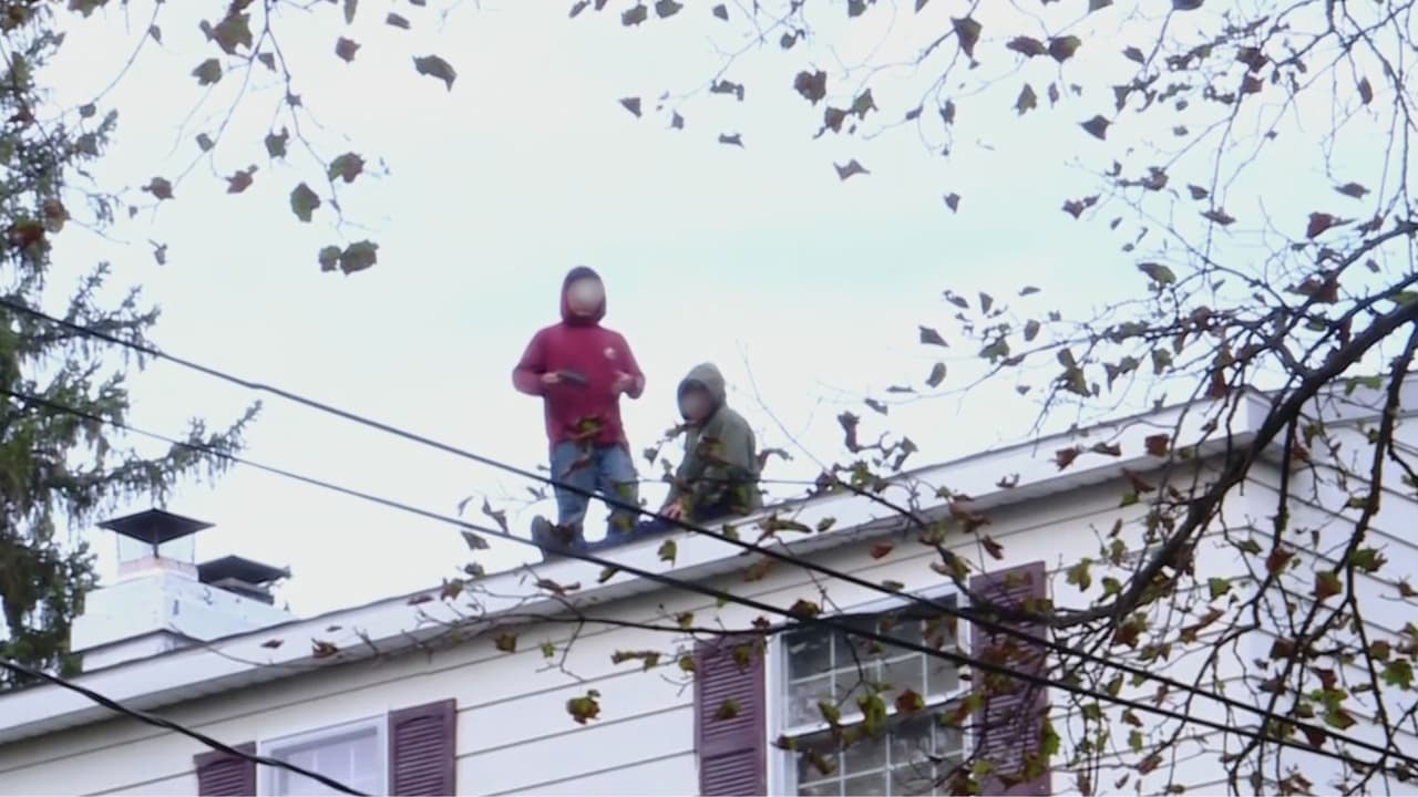 Dos inmigrantes suben al techo de una vivienda en NY para evitar ser detenidos en un operativo