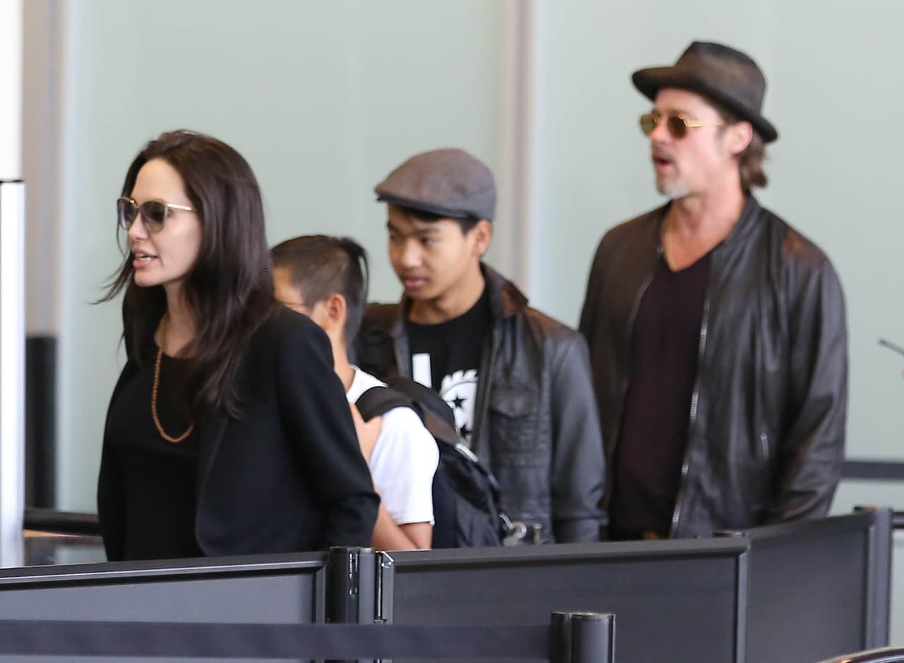 El famoso matrimonio arribó al aeropuerto de Los Ángeles en compañía de todos sus hijos, ¡son una linda familia!