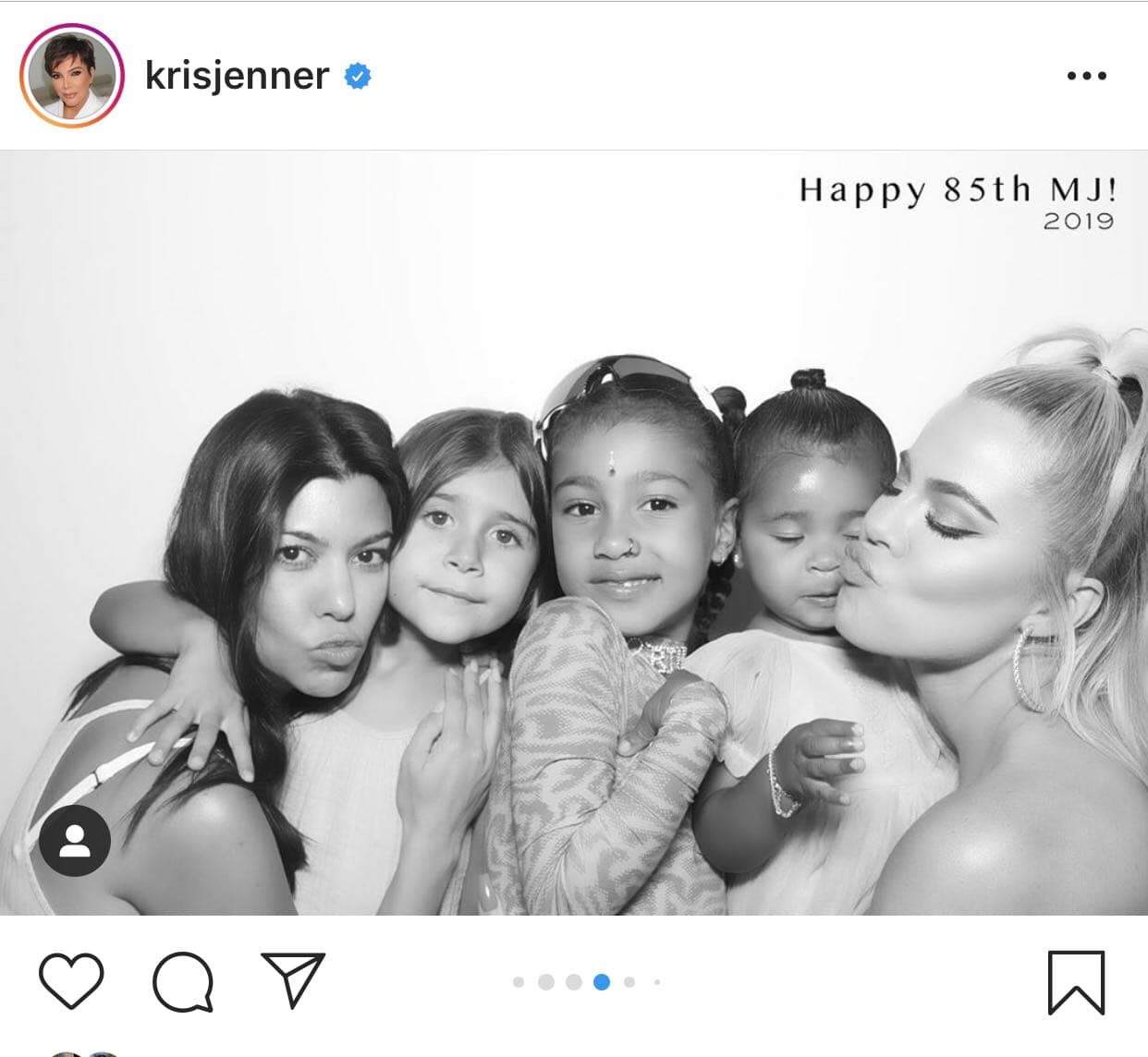 En esta otra aparece 
<b><a href="https://www.univision.com/temas/north-west" target="_blank">North West </a></b>(tercera de izquierda a derecha) con sus primos, Penélope y True, así como sus tías Kourtney y Khloé.