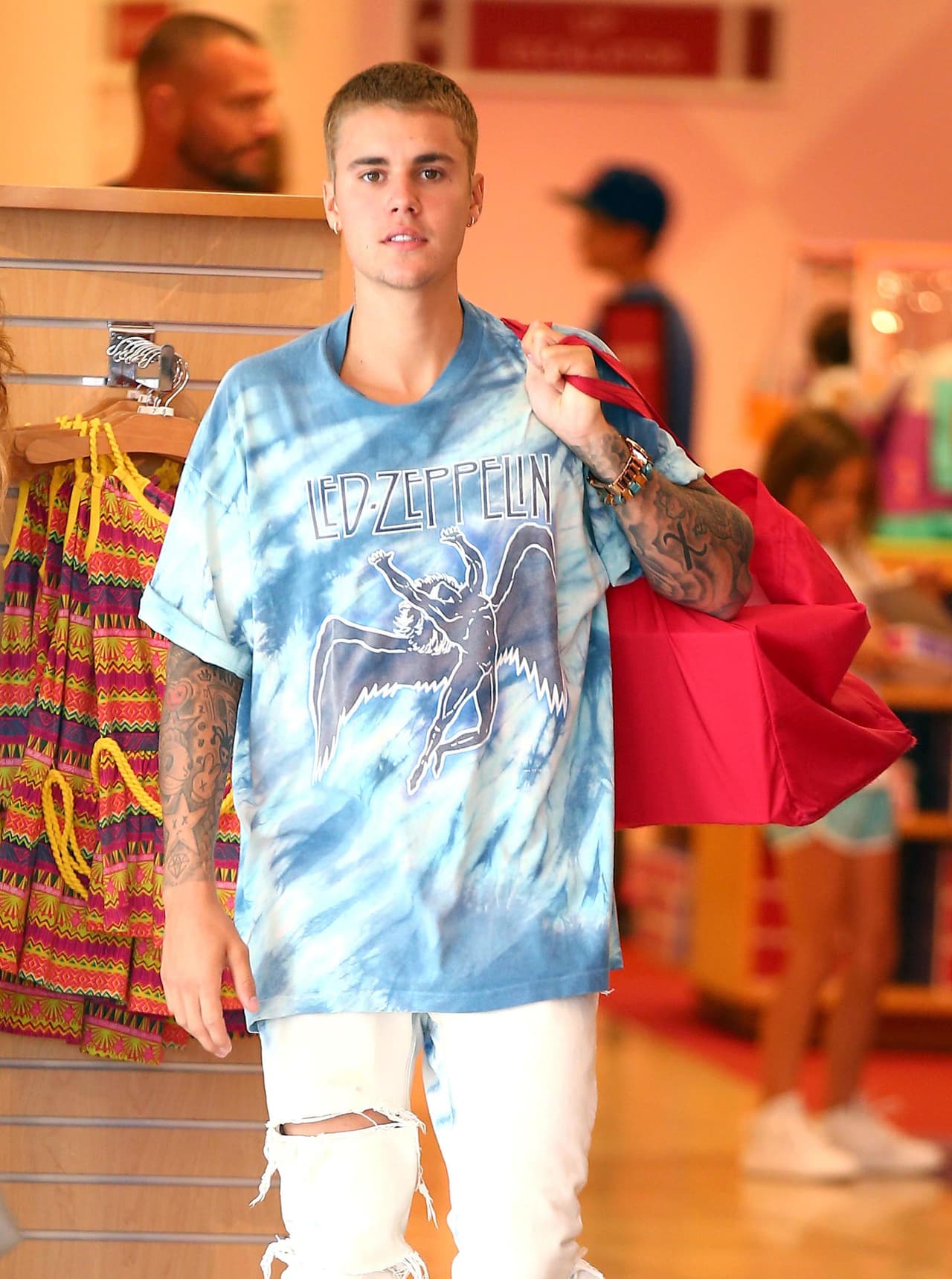 La niña llenó un bolso con ropa para su nueva muñeca.