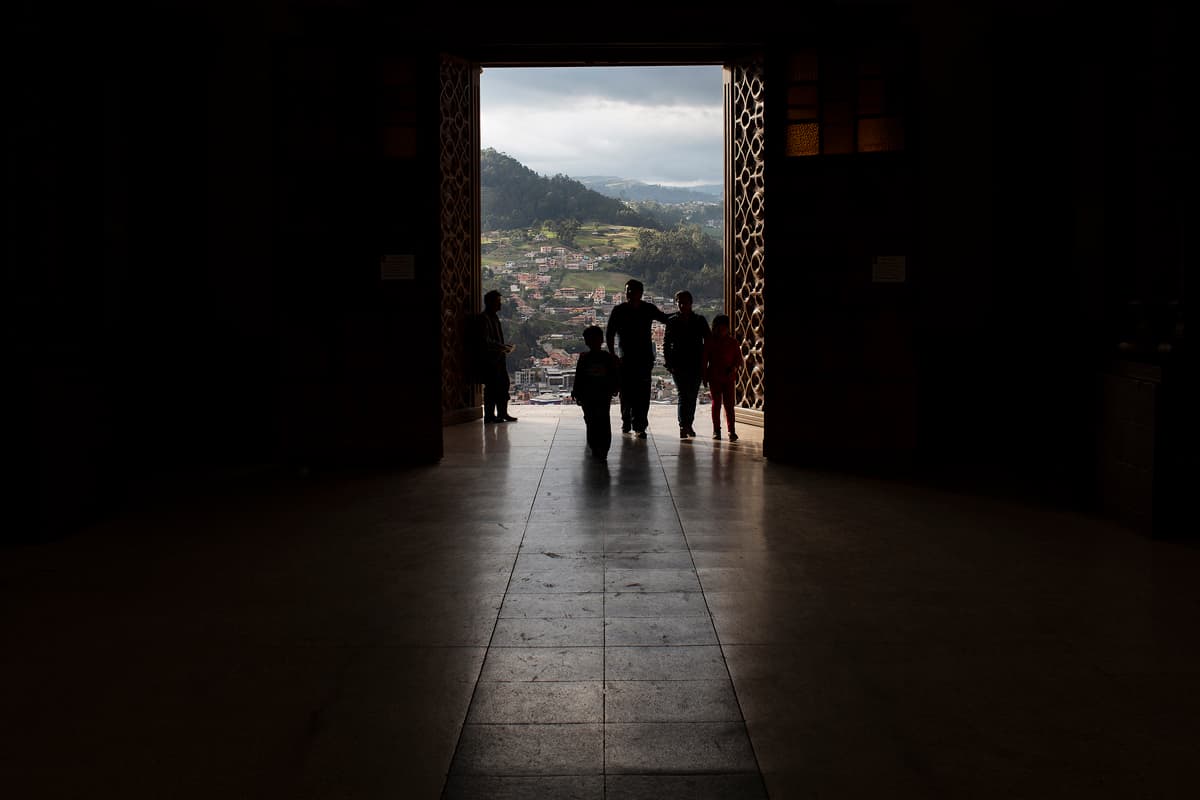 El santuario de la Virgen de la Nube está en una colina de Azoguez, al sur de Ecuador. El templo es visible desde cualquier parte de la ciudad enclavada en los Andes, a una altitud de 8,200 pies (2,500 metros) sobre el nivel del mar. Decenas de devotos visitan este santuario al comienzo de cada año para rezar por sus familiares en EEUU o para agradecer los años que vivieron en el país del norte.
