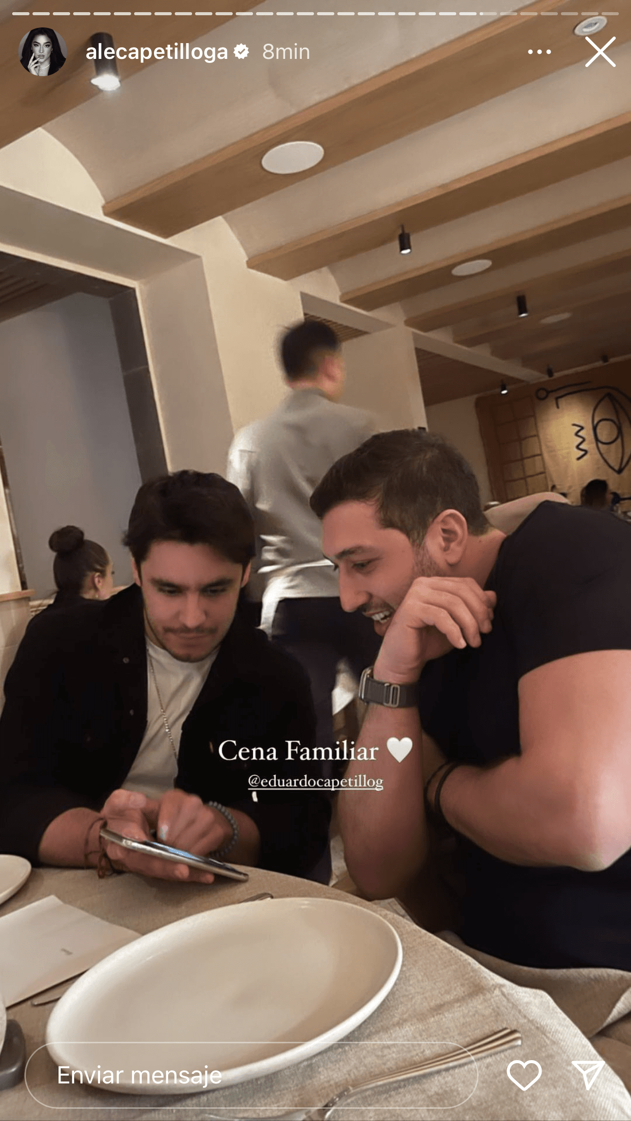 El novio de su hija se sentó frente a ellos. Ocupó un lugar entre Alejandra y Eduardo Capetillo Jr.
<br>