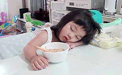 Niña desayunando GIF