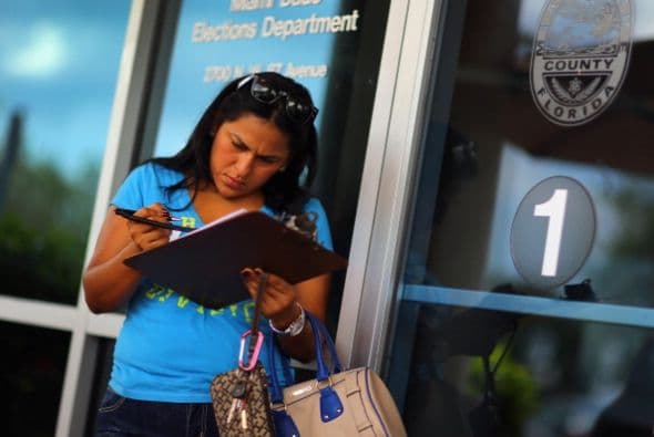 Aunque usted no lo crea, solo toma 3 minutos registrarse como votante. Y si lo hace desde su computadora, lo único que necesita a su mano es su licencia de conducir de Arizona. Aquí le tenemos las opciones.