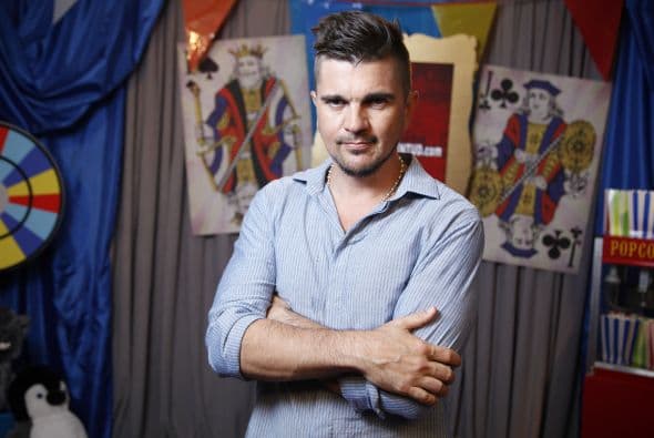 Juanes no enseñó piel, pero si unos ojos divinos.  