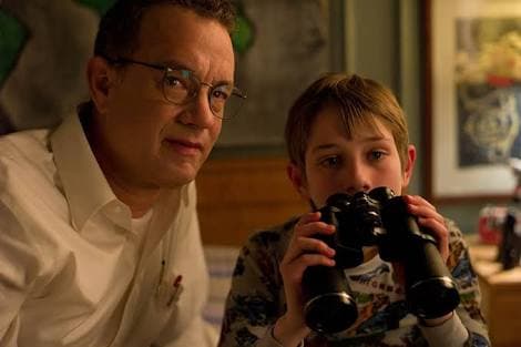 En 'Extremely Loud and Incredibly close', Oskar, un niño de 9 años que trata de superar la pérdida de su padre (Tom Hanks) en los atentados del 9/11, como si fuera la búsqueda de un tesoro, se embarca en la búsqueda para encontrar la cerradura correspondiente a una misteriosa llave. En este proceso conoce a mucha gente y aprende mucho sobre sí mismo y su familia.