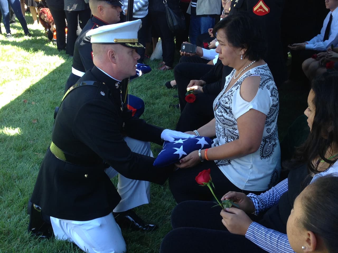 Sandra López, la madre del marine fallecido, recibe la bandera.