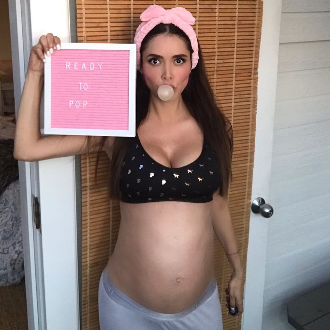 En octubre de 2019, Marlene Favela le dio la bienvenida a su hija 
<b>Bella Seely Favela,</b> producto de su relación con el empresario George Seely, de quien se divorció en 2020.