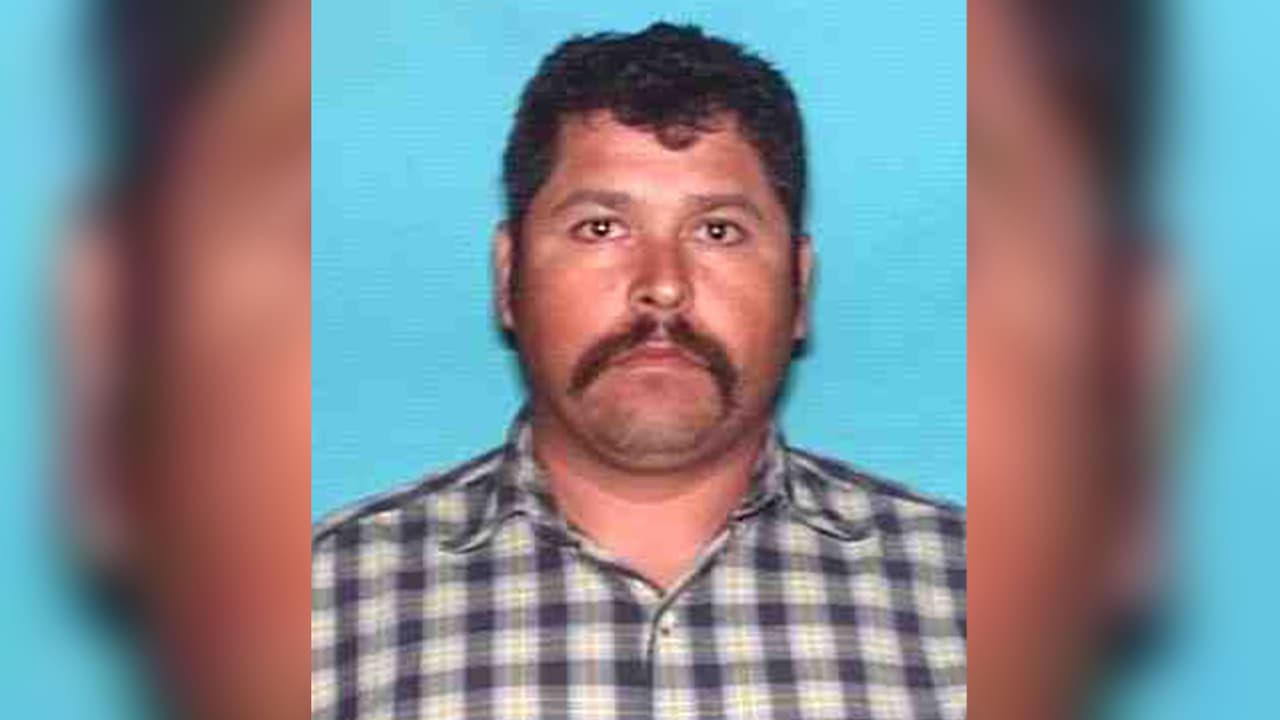Marco Antonio Marín Morales, de 46 años, se busca por indecencia con un niño de 9 años. Mide 5 pies 8 pulgadas de estatura, pesa 180 libras, tiene ojos cafés y cabello negro corto. Su última ubicación conocida fue en Fresno, Texas.