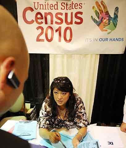 RazaLa novena pregunta es quizás la más complicada ya que las personas deben especificar la raza a la que pertenecen: ¿Cuál es la raza de la Persona 1? (Marque una o más casillas)La respuesta debe ser marcada en el casillero correspondiente; blanca, negra, india, china o samoana, entre otras.Para quienes corresponda, deben escribir el nombre de la raza en caso que no esté incluida entre las posibles respuestas.