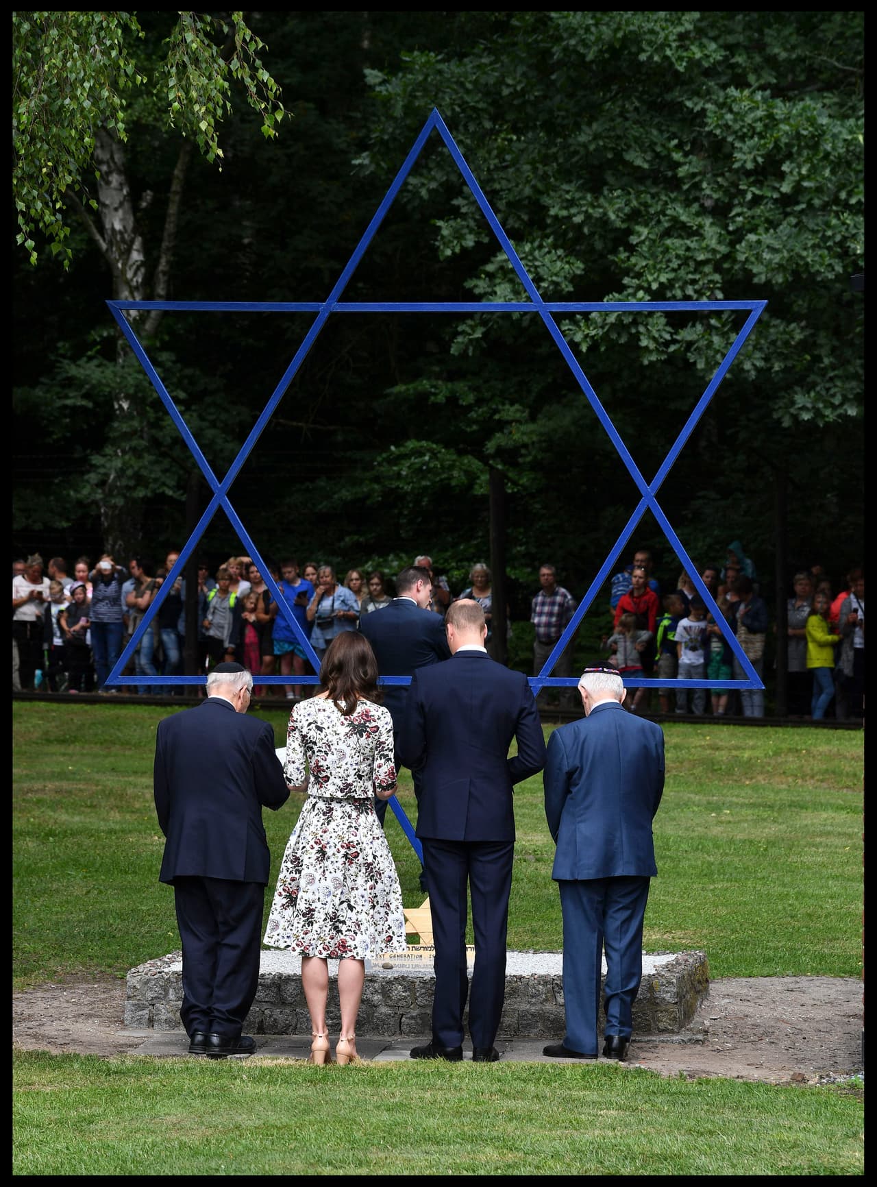 En el campo de concentración, William y Kate recordaron a las más de 65,000 víctimas, en compañía de los sobrevivientes Manfred Goldberg y Zigi Shipper.