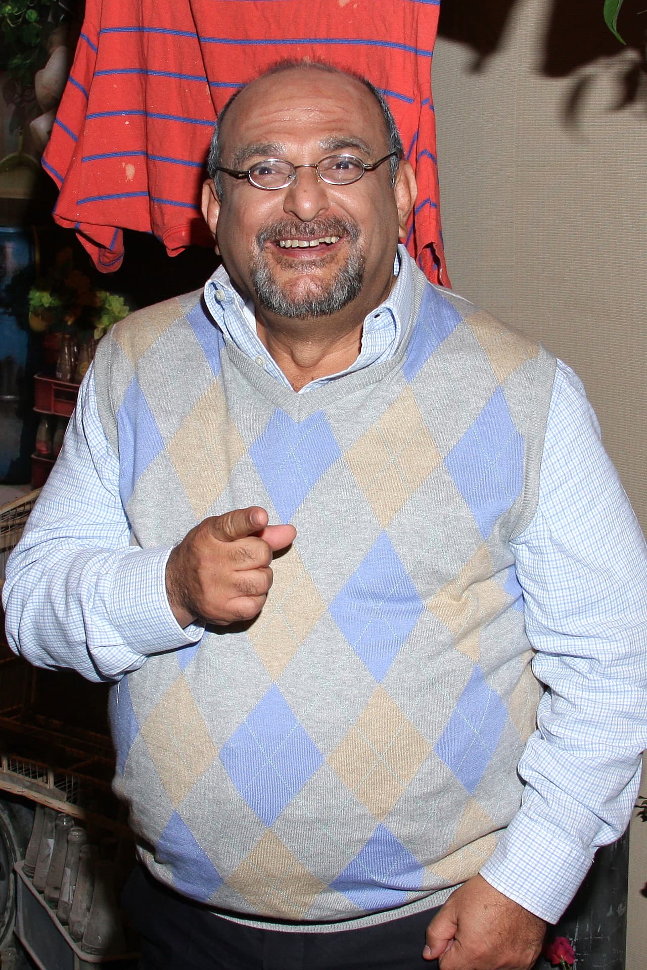 Pastor Gaitán también trabaja en las empresas Farell, está perdidamente enamorado de Juan.