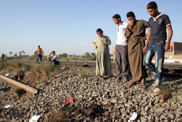 Varios miembros del gabinete egipcio, incluido el primer ministro, Hisham Qandil, se desplazaron al lugar de los hechos para coordinar las investigaciones, mientras continúan las labores de socorro y la retirada de los cadáveres.