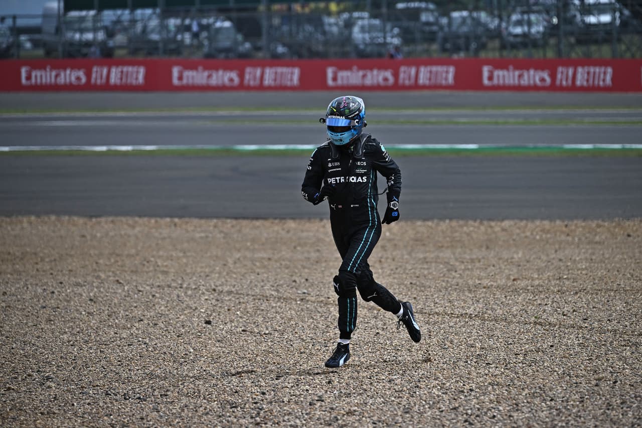 El GP de Gran Bretaña se vio interrumpido poco después de darse la salida a causa de un accidente que afectó a varios pilotos.