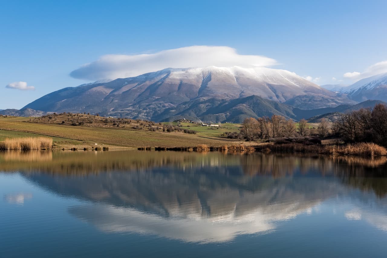 En la Antigua Grecia el solsticio de junio conmemoraba la edad dorada de Kronos, un día en el que desaparecían las jerarquías, no se tenía que trabajar y todos se consideraban iguales. En la actualidad muchos celebran la fecha subiendo al mítico monte Olimpo en la noche para esperar el amanecer.
<br>