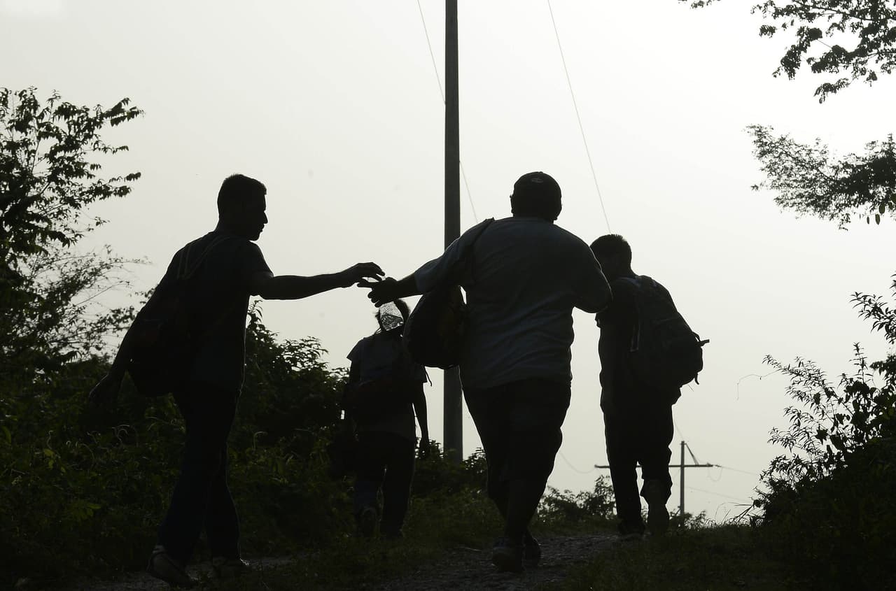 Hallan a 84 indocumentados dentro de un camión en el noreste de México