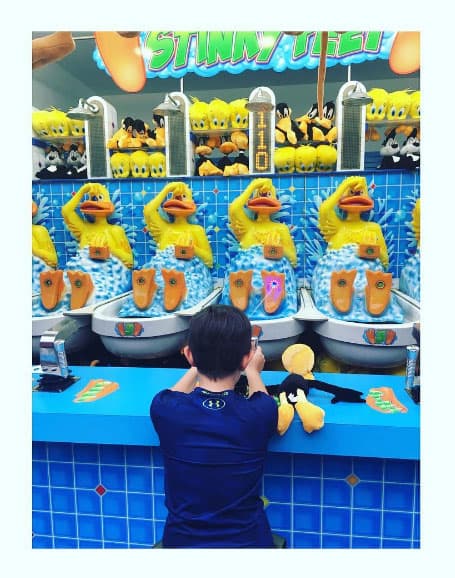 A pesar de que sus padres están separados, Santiago es muy feliz con los dos.