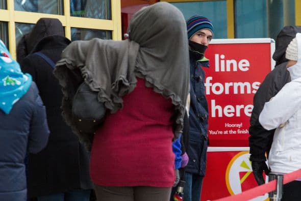 La línea en Toys-R-Us en Fairfax.