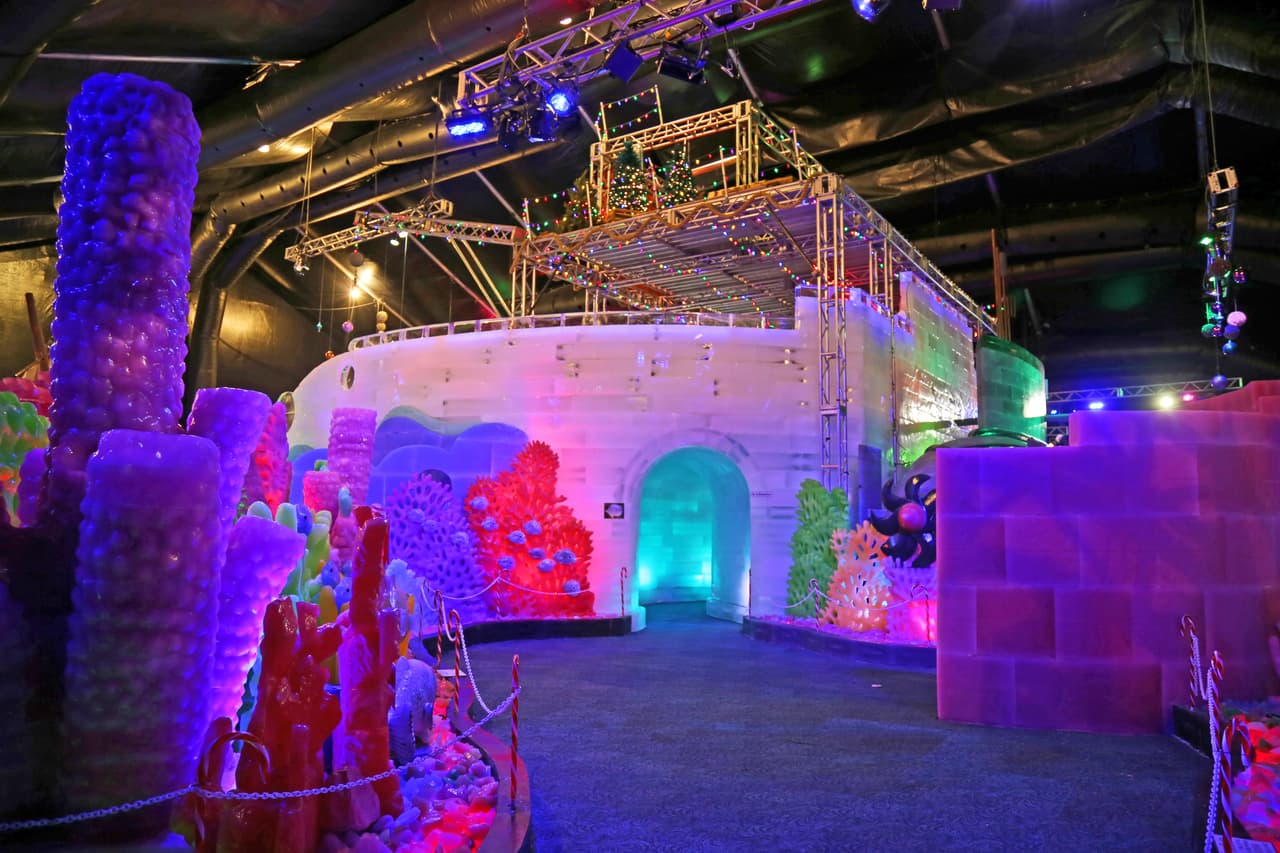 La exhibición incluye una enorme estructura que sostiene un delizador real para niños y adultos.