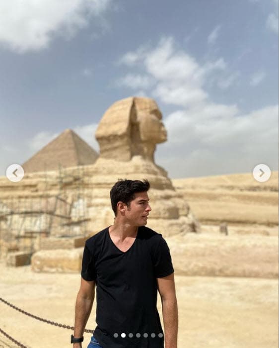 "'Swipe' (desliza) para que 
<b>conozcan a mi novia</b>", escribió en Instagram, "no se pongan celosas ni me critiquen porque es solo unos años mayor que yo". 
<br>