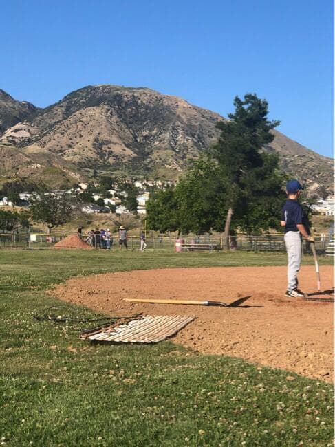 "Con pelotas rotas y guantes descosidos pero hacemos el esfuerzo y los papás hacen mucho esfuerzo también por eso hacemos lo que hacemos", indicó el entrenador del equipo Mario Aguilar.
<br>