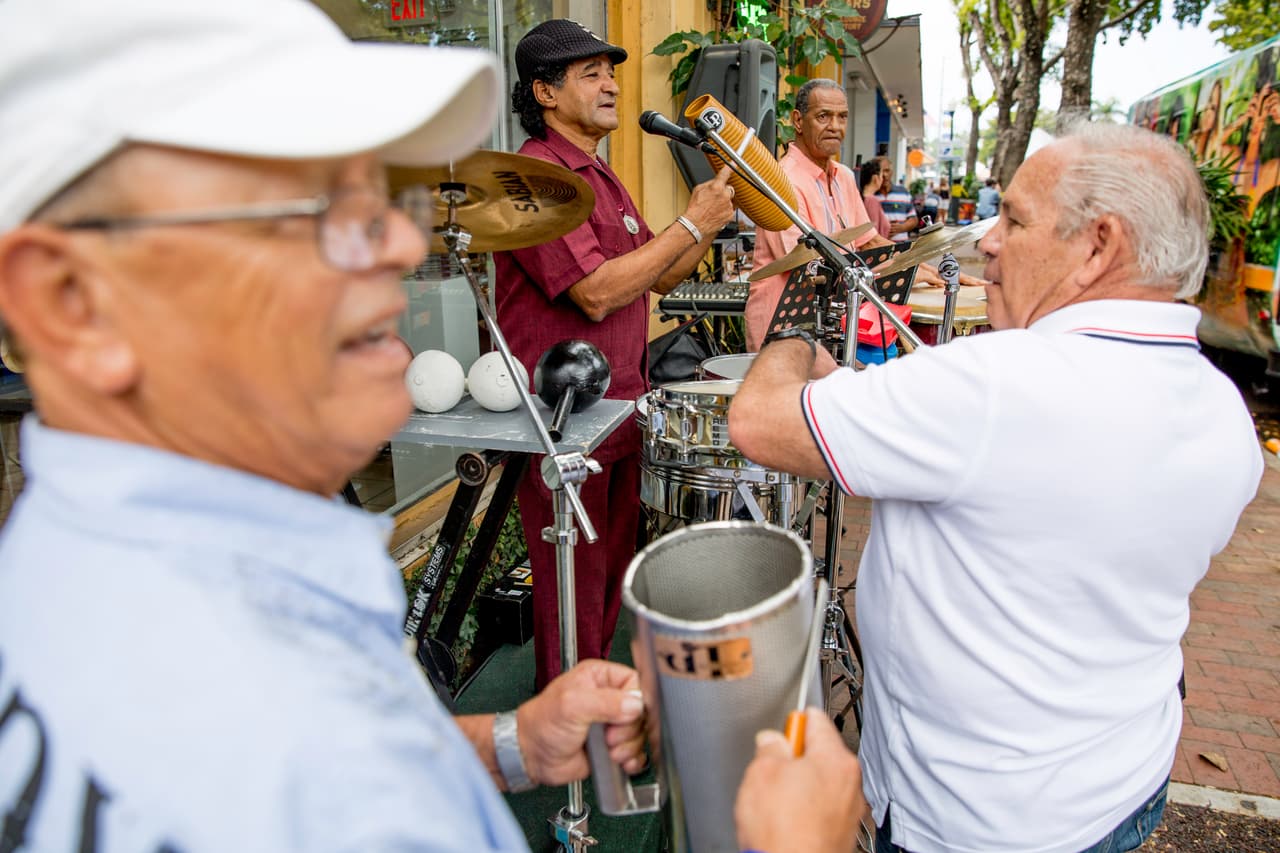 Un espontáneo grupo toca música cubana en una de la esquinas de la Pequeña Habana.