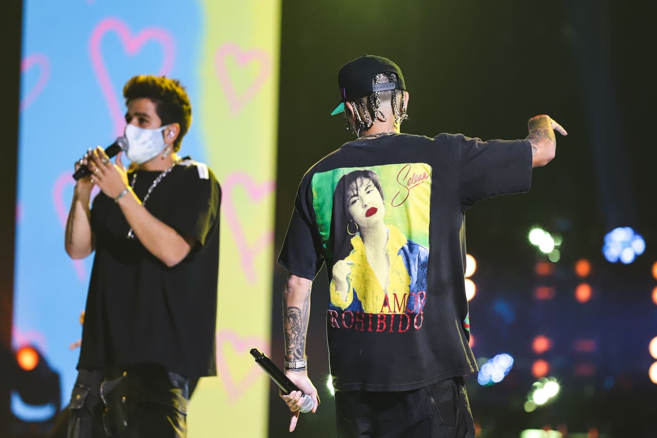 Durante los ensayos, llamó mucho la atención la playera que portó Rauw Alejandro, la cual tenía impresa la imagen de 
<b>Selena, la 'Reina del tex-mex'</b>.