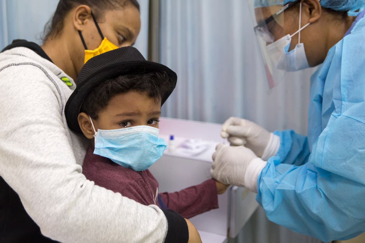 Los doctores en San Antonio están siendo testigos del 
<a href="https://www.univision.com/local/san-antonio-kwex/si-no-estuviera-vacunado-no-estaria-aqui-el-senador-jose-menendez-da-positivo-a-covid-19-video" target="_blank">aumento de menores de edad hospitalizados por coronavirus</a> y cuyos síntomas están siendo más graves que en las pasadas olas, según dijeron las autoridades locales en conferencia de prensa.