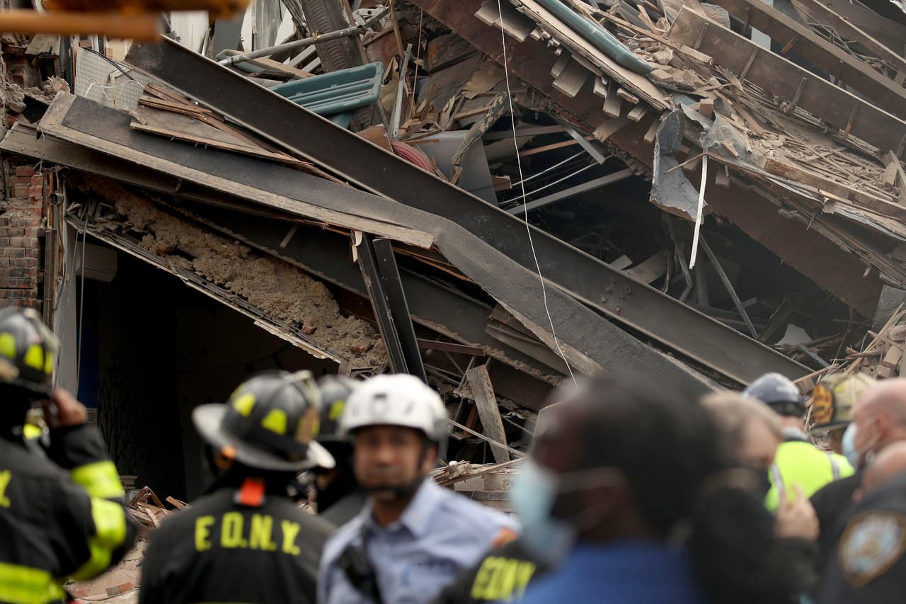 Los miembros del FDNY permanecen en la escena, y las operaciones están en curso.