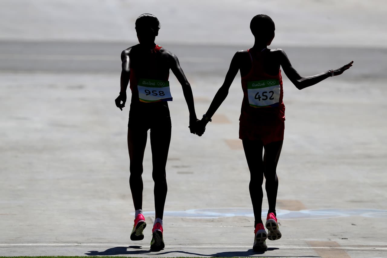 La ganadora del maratón femenino de Río 2016, Jemima Jelagat Sumgong (Kenia) y la medallista de plata Eunice Jepkirui Kirwa (Bahrain) celebran juntas al finalizar la carrera.