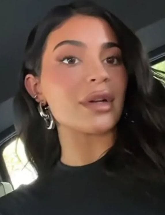 A principios de agosto, la estrella de televisión ya había generado polémica en TikTok con sus labios cuando apareció dando un recorrido en video por su fábrica de cosméticos. 
<br>