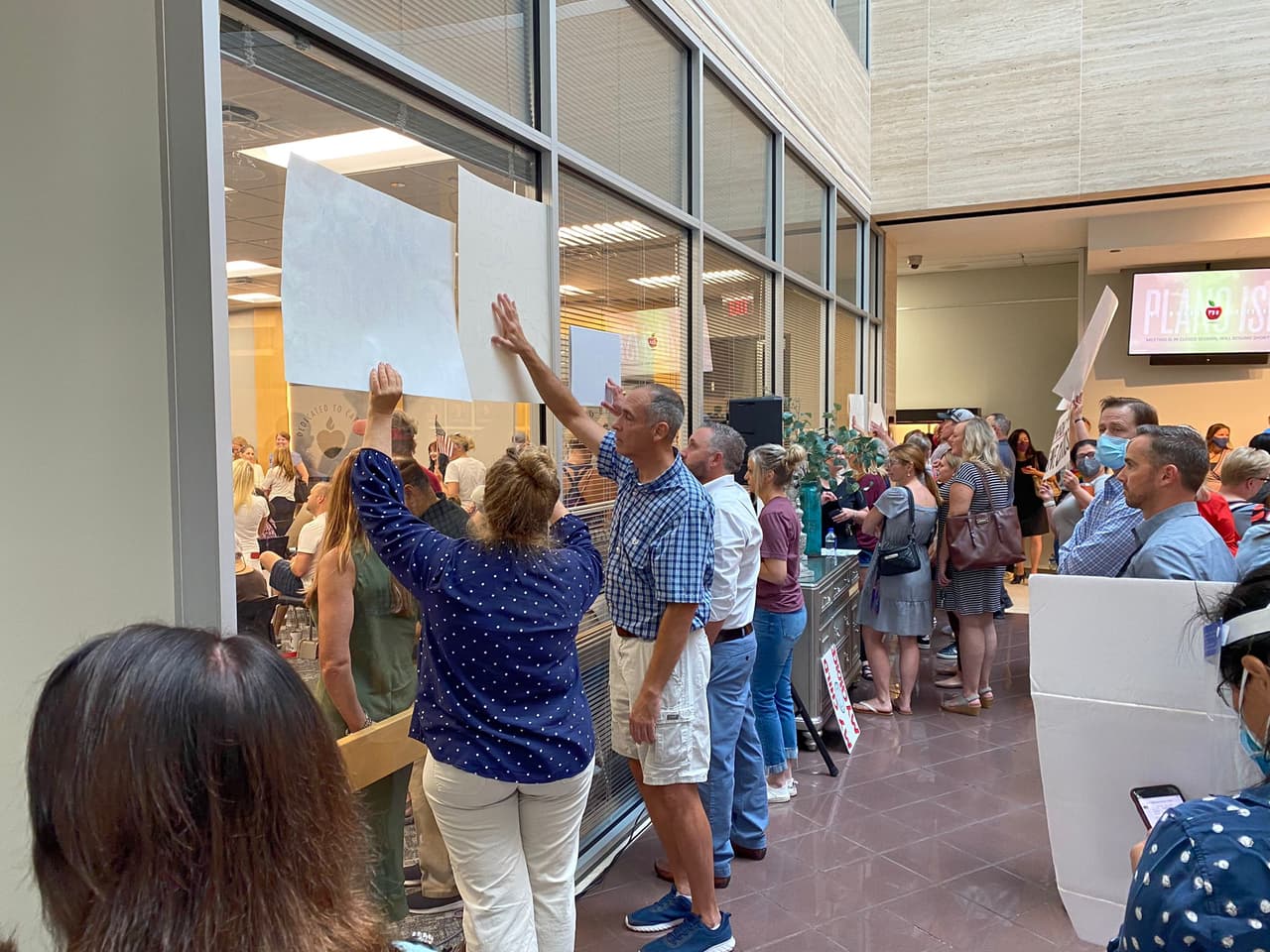 Durante la protesta los padres ingresaron al pasillo del edificio para llevar su mensaje hasta los funcionarios.
<br>